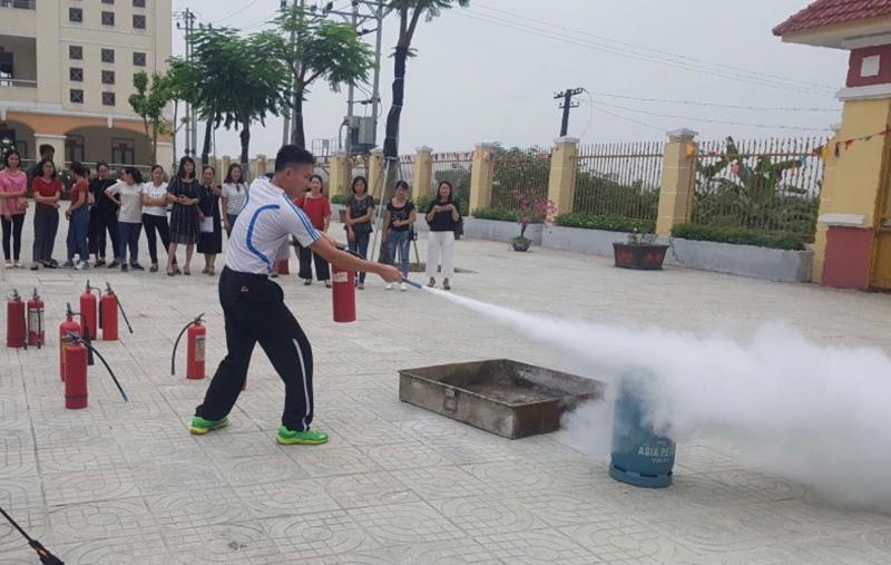 Công an huyện Thường Tín tuyên truyền học viên biện pháp sử dụng bình chữa cháy hiệu quả