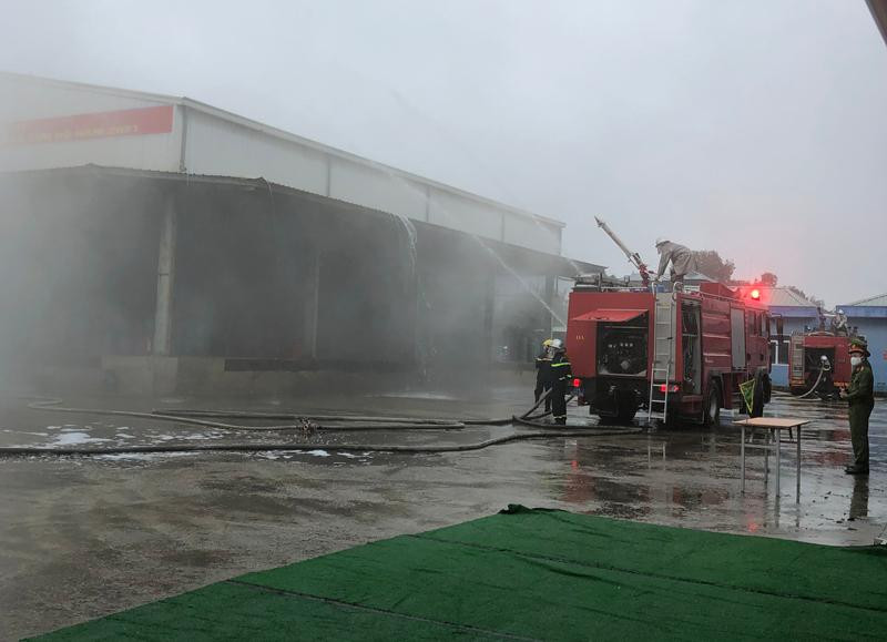 Lực lượng Cảnh sát PCCC và CNCH - CAH Đông Anh diễn tập phương án chữa cháy, cứu nạn tại Công ty cổ phần khí gas hóa lỏng Sông Hồng