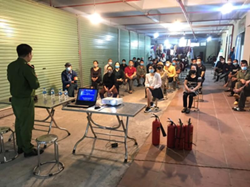 CAQ Long Biên tuyên truyền kiến thức PCCC cho Đội PCCC và các tiểu thương chợ Gia Lâm CAQ Long Biên tuyên truyền kiến thức PCCC cho Đội PCCC và các tiểu thương chợ Gia Lâm