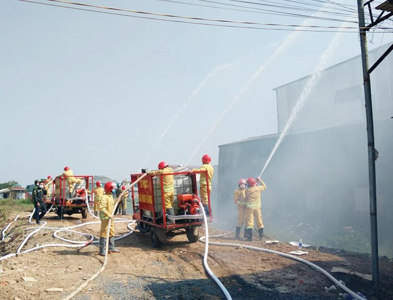 Lực lượng chữa cháy diễn tập phương án PCCC và CNCH tại làng nghề xã Hữu Bằng