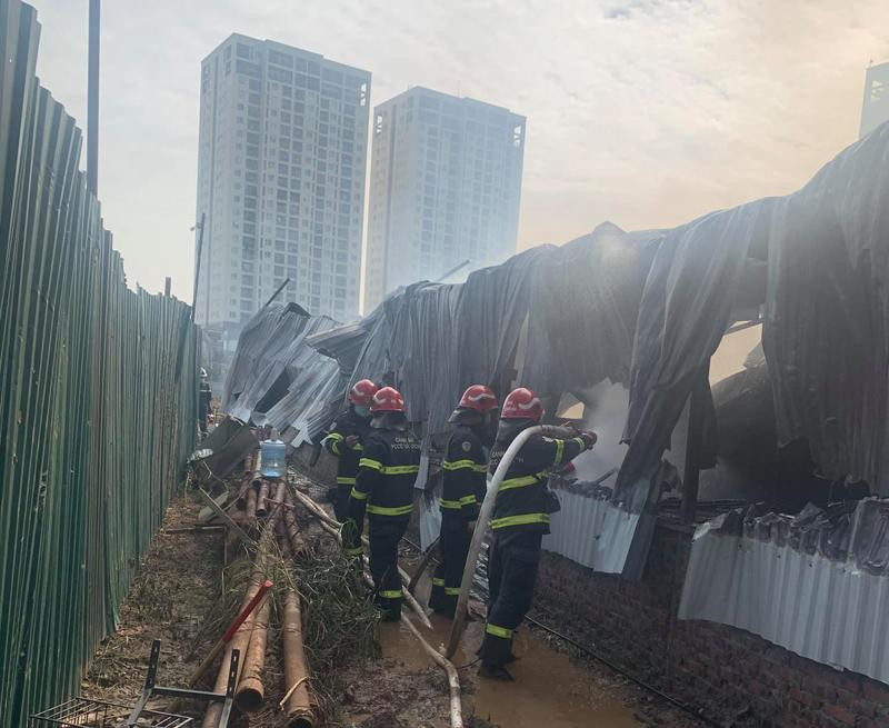 Lực lượng Cảnh sát PCCC và CNCH - CAQ Nam Từ Liêm xử lý vụ cháy