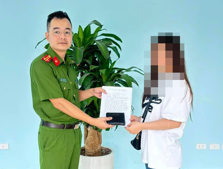 CAQ Tây Hồ trao trả tài sản người đánh rơi