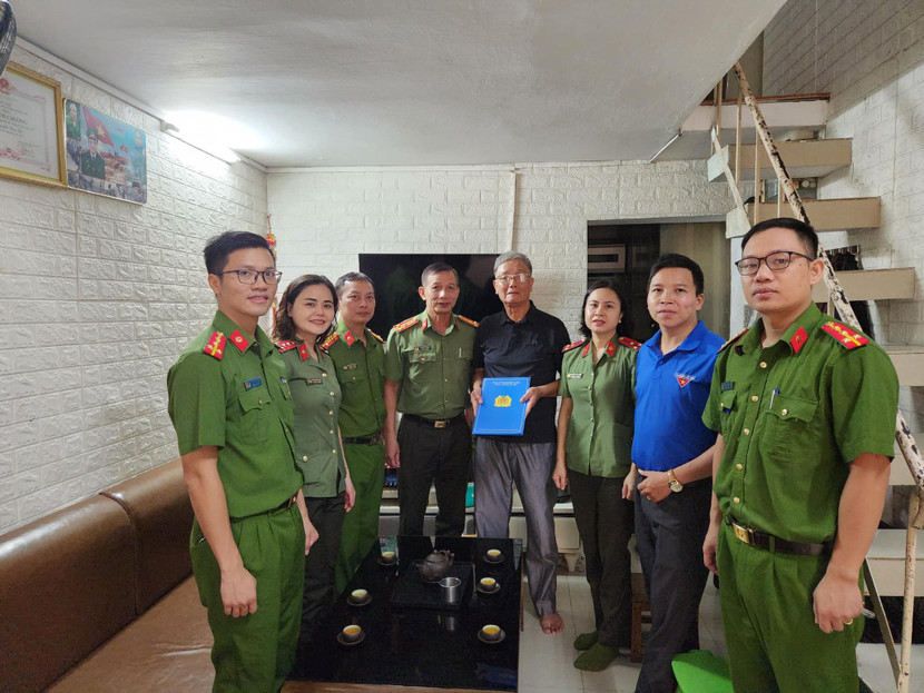 Đoàn công tác thăm tặng quà gia đình Thương binh tại phường Thuỵ Khuê