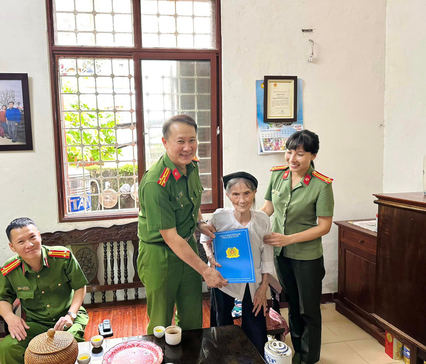 Công an quận Tây Hồ thăm hỏi, tặng quà bày tỏ lòng tri ân sâu sắc tới Mẹ Việt Nam Anh hùng, thân nhân liệt sỹ và thương, bệnh binh trên địa bàn