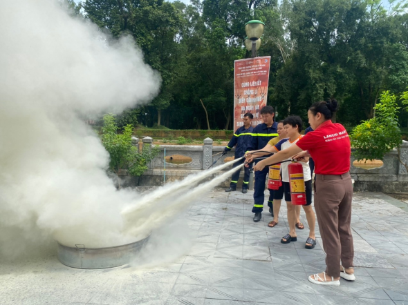 Các học viên thực hành sử dụng phương tiện chữa cháy tại chỗ