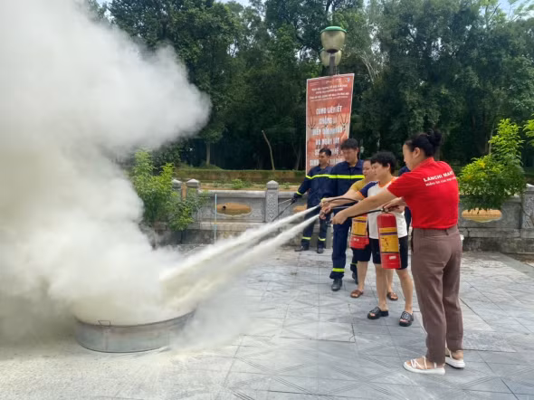 Các học viên thực hành sử dụng phương tiện chữa cháy tại chỗ