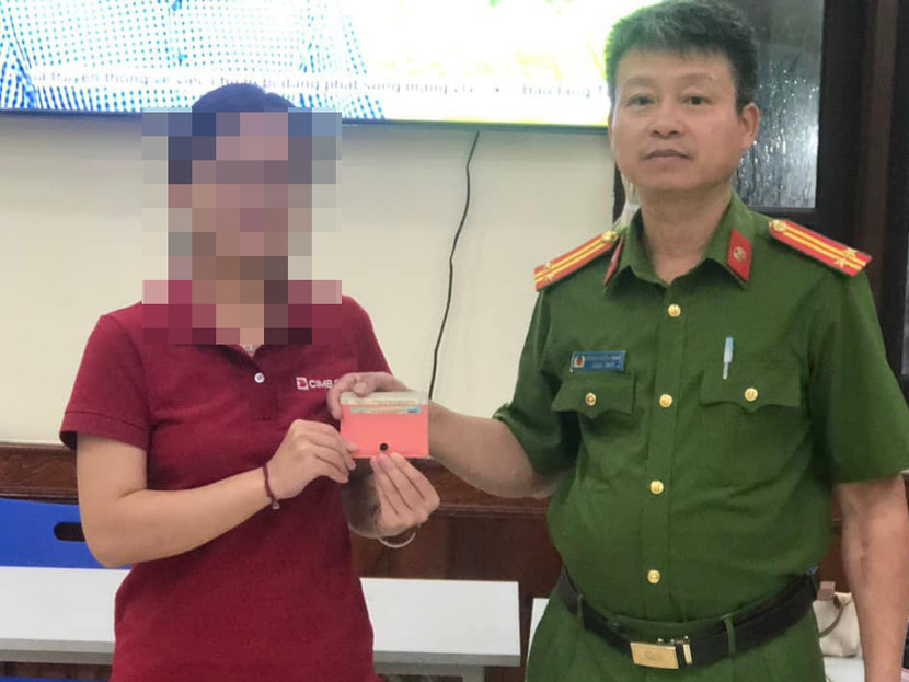 CAP Yên Phụ trao trả tài sản cho chủ nhân bị đánh rơi