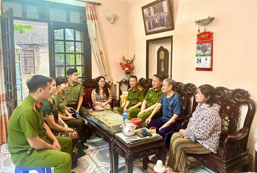 Đoàn công tác thăm tặng quà gia đình thương binh tại phường Bưởi