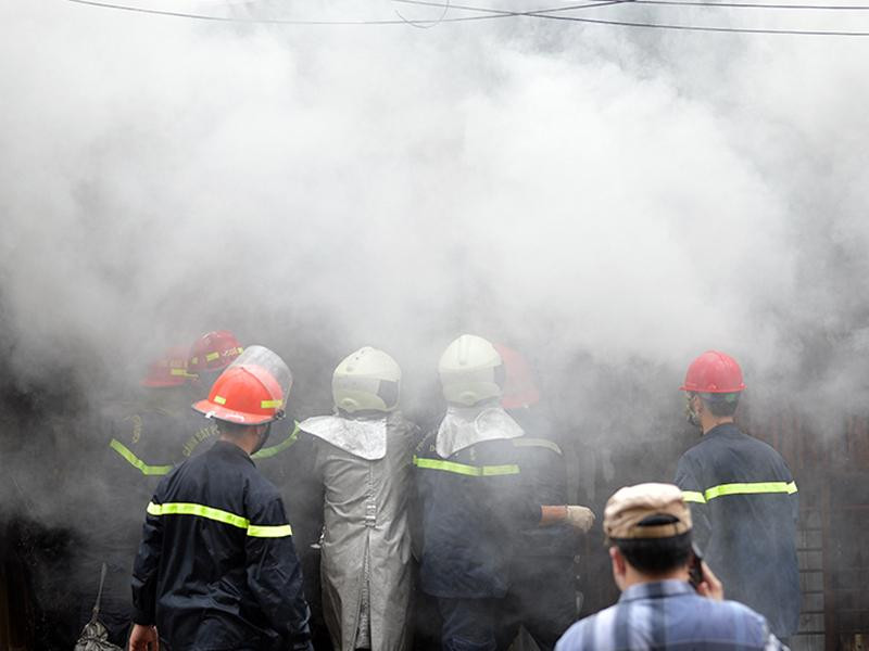 Lực lượng Cảnh sát PCCC và CNCH - CAQ Hoàng Mai xử lý, dập tắt vụ cháy trên địa bàn