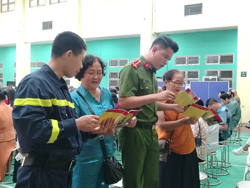 Lực lượng Cảnh sát PCCC và CNCH cùng CAP Hồng Hà phát tờ rơi tuyên truyền an toàn PCCC cho người dân