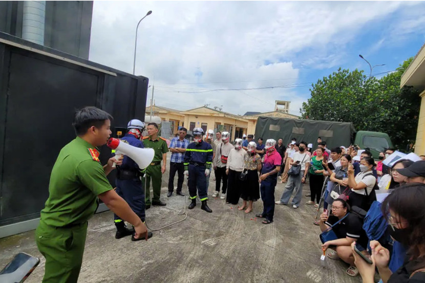 Hướng dẫn người dân thực hành thao tác, kỹ năng lăng vòi chữa cháy