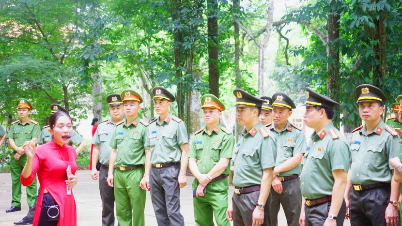 Đoàn Công tác nghe hướng dẫn viên thuyết minh về cuộc đời, sự nghiệp của Chủ tịch Hồ Chí Minh gắn với Khu di tích lịch sử Quốc gia K9 - Đá Chông Đoàn Công tác nghe hướng dẫn viên thuyết minh về cuộc đời, sự nghiệp của Chủ tịch Hồ Chí Minh gắn với Khu di tích lịch sử Quốc gia K9 - Đá Chông