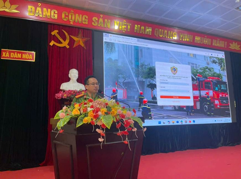 Thiếu tá Phùng Đình Linh - Phó đội trưởng Đội Chữa cháy và CNCH khu vực số 33 phát biểu hội nghị Thiếu tá Phùng Đình Linh - Phó đội trưởng Đội Chữa cháy và CNCH khu vực số 33 phát biểu hội nghị