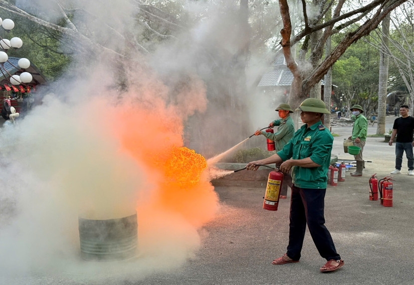 Lực lượng PCCC cơ sở triển khai công tác chữa cháy ban đầu trong tình huống diễn tập