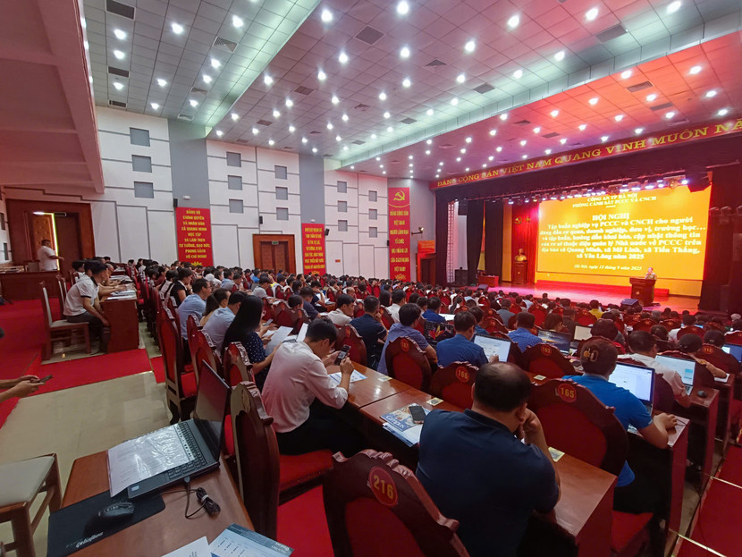 Trung tá Vương Ngọc Sáng - Phó Đội trưởng, Đội Chữa cháy và CNCH khu vực số 21 đã phổ biến những nội dung cơ bản của Luật PCCC và CNCH