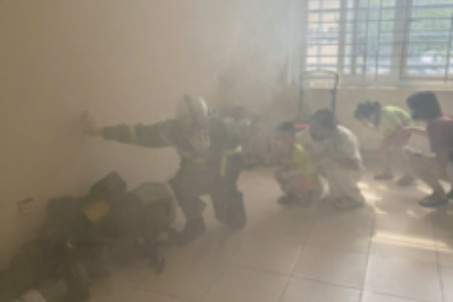Cán bộ, chiến sỹ Đội Chữa cháy và CNCH khu vực số 18 trực tiếp hướng dẫn các cháu thoát nạn trong môi trường khói khí độc