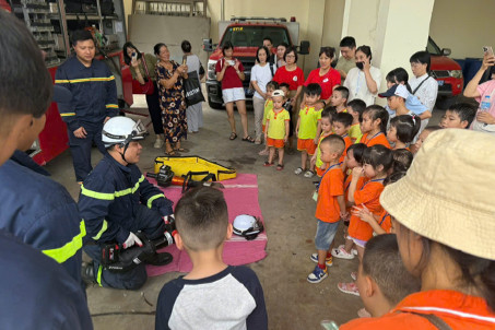 Thầy và trò hào hứng tham gia trải nghiệm và trao đổi kiến thức với lực lượng cứu hoả