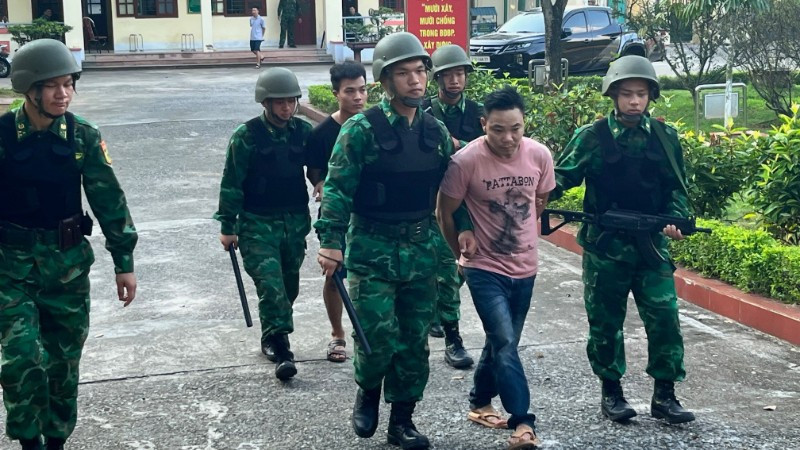 Bộ đội Biên phòng tỉnh Lào Cai áp giải đối tượng phạm tội đưa người nhập cảnh trái phép vào Việt Nam