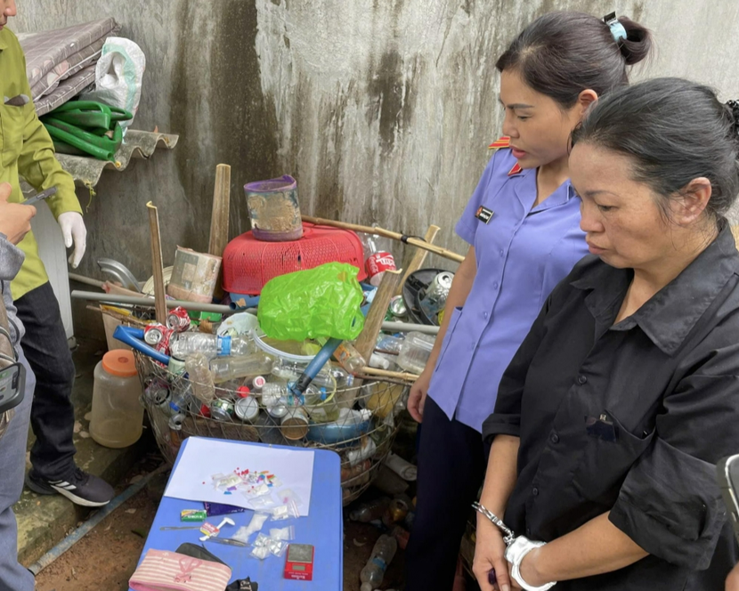 Đối tượng Mai (áo đen) cất giấu tang vật tại nhà