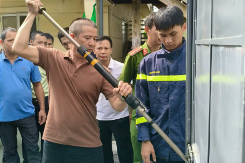 Các học viên trải nghiệm thực hành công tác PCCC và CNCH