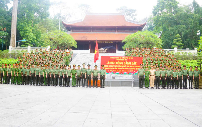 Đoàn UBKT Đảng ủy Công an thành phố Hà Nội chụp ảnh lưu niệm tại Khu di tích lịch sử Quốc gia K9 - Đá Chông Đoàn UBKT Đảng ủy Công an thành phố Hà Nội chụp ảnh lưu niệm tại Khu di tích lịch sử Quốc gia K9 - Đá Chông