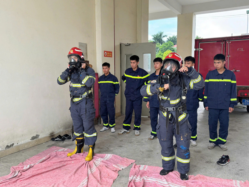 Kiểm tra thao tác mặc quần áo chữa cháy và CNCH chuyên dụng kèm bộ mặt nạ phòng độc cách ly