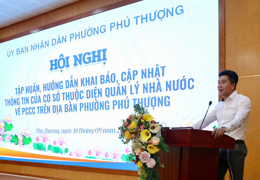 Ông Võ Thanh Tùng, Phó Chủ tịch UBND phường Phú Thượng phát biểu tại hội nghị