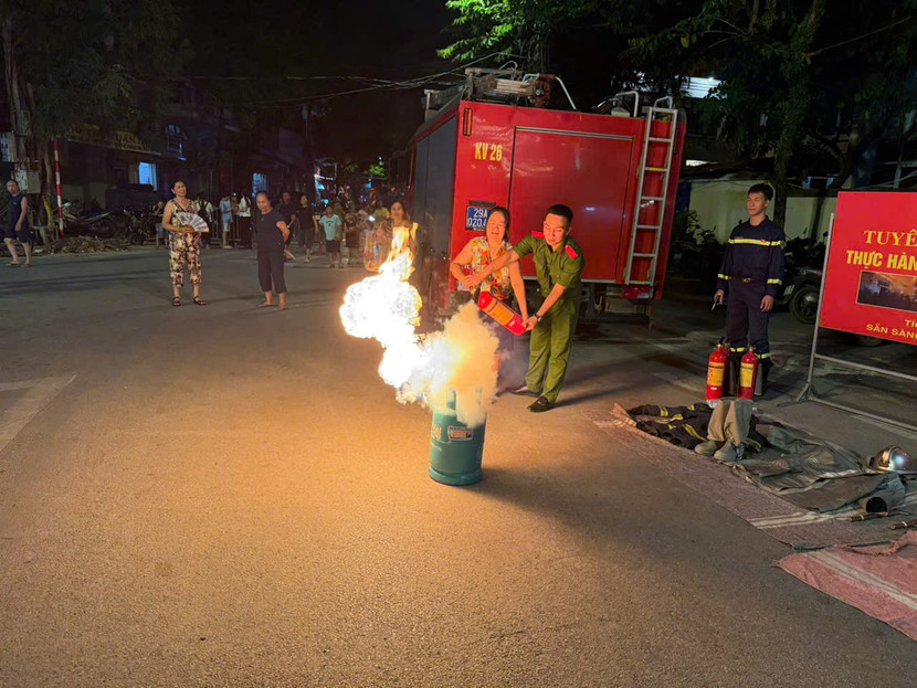 Cảnh sát PCCC và CNCH hướng dẫn người dân sử dụng bình chữa cháy xách tay an toàn, hiệu quả