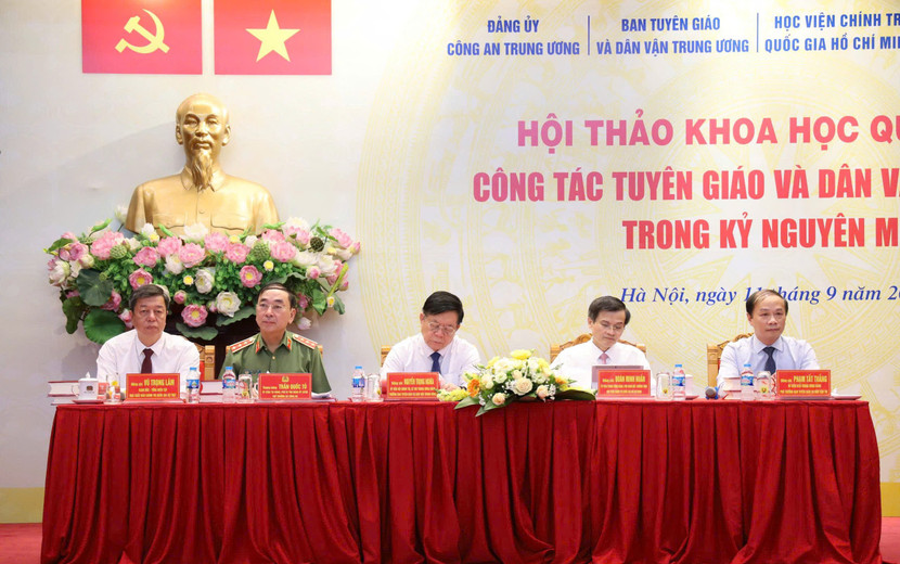 Các đồng chí Nguyễn Trọng Nghĩa - Ủy viên Bộ Chính trị, Bí thư Trung ương Đảng, Trưởng ban Tuyên giáo và Dân vận Trung ương (giữa); Thượng tướng Trần Quốc Tỏ, Ủy viên Trung ương Đảng, Phó Bí thư Đảng ủy Công an Trung ương, Thứ trưởng Bộ Công an; Đồng chí Đoàn Minh Huấn, Ủy viên Trung ương Đảng, Phó Giám đốc Học viện Chính trị Quốc gia Hồ Chí Minh; đồng chí Phạm Tất Thắng, Ủy viên Trung ương Đảng, Phó Trưởng ban Tuyên giáo và Dân vận Trung ương; đồng chí Vũ Trọng Lâm, Giám đốc, Tổng Biên tập NXB Chính trị Quốc gia Sự thật tại hội thảo