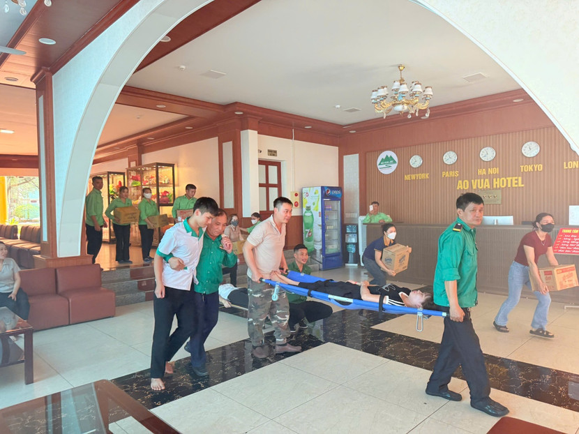 Lực lượng PCCC cơ sở thực hiện công tác cứu người và di chuyển tài sản trong tình huống giả định