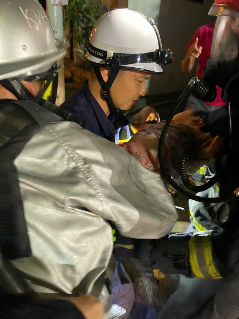 Cảnh sát PCCC đưa được 3 nạn nhân ra bên ngoài an toàn