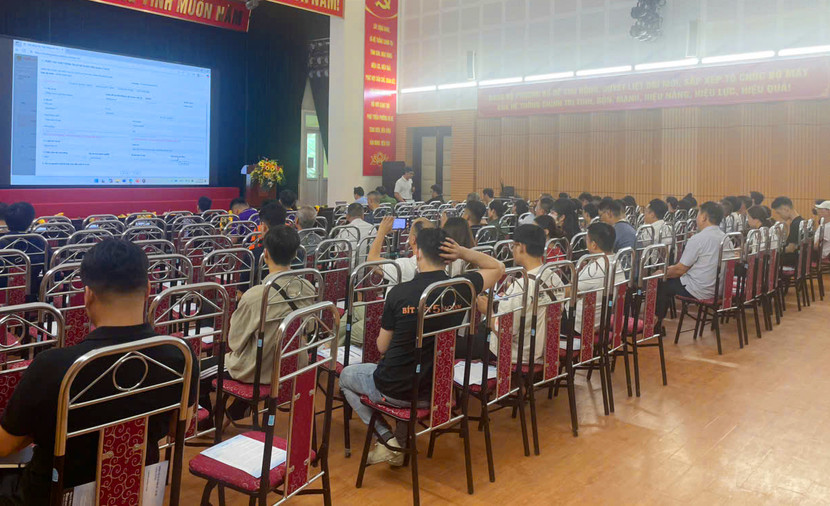 Công an phường Bồ Đề tuyên truyền, hướng dẫn cập nhật thông tin, xây dựng cơ sở dữ liệu quốc gia về an toàn phòng cháy, chữa cháy