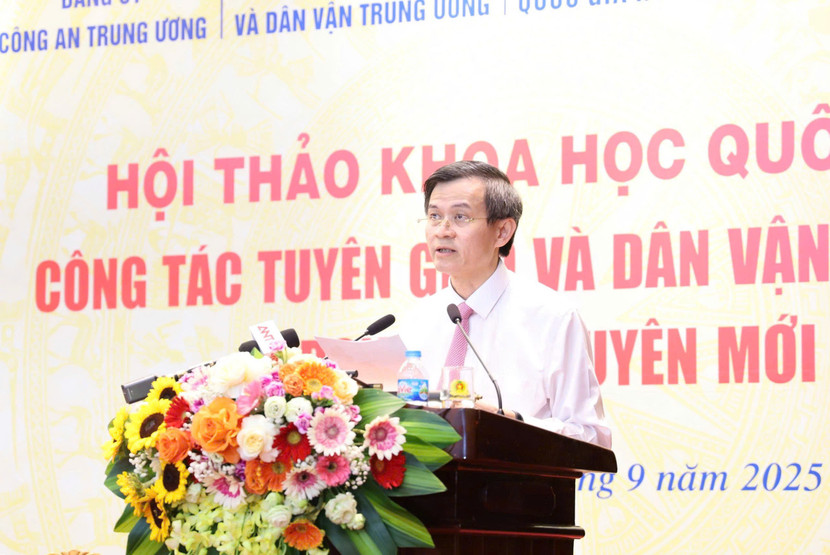 Đồng chí Đoàn Minh Huấn, Ủy viên Trung ương Đảng, Phó Giám đốc Học viện Chính trị Quốc gia Hồ Chí Minh phát biểu tại Hội thảo khoa học