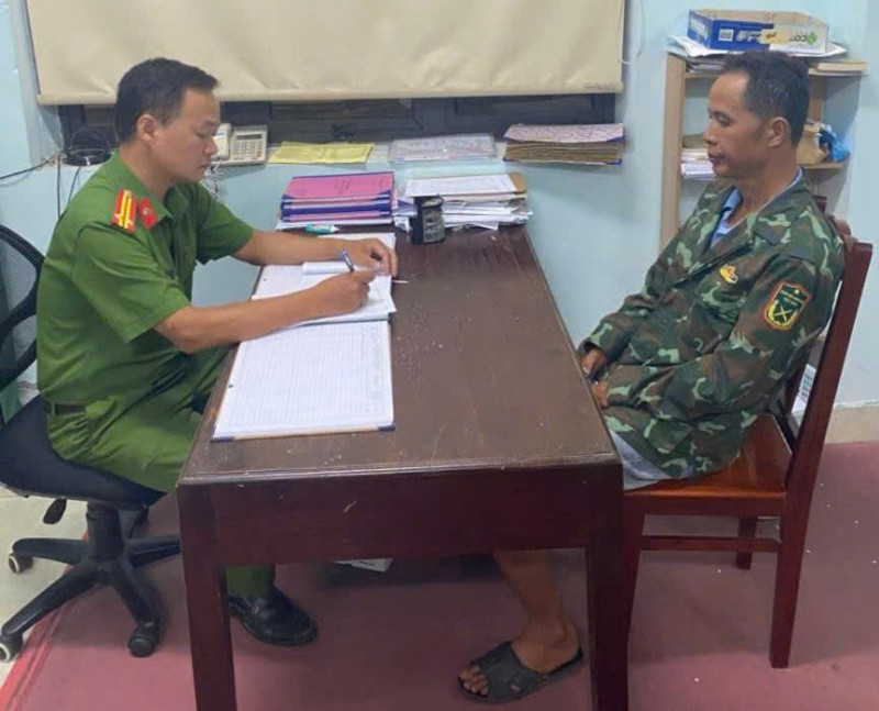 Công an xã Xuân Lũng lấy lời khai đối tượng Lương Xuân Hùng