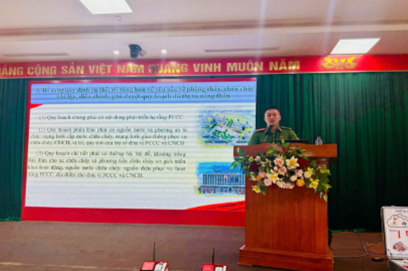 Trung tá Trần Sỹ Quỳnh - Chỉ huy phụ trách đội Đội Chữa cháy và cứu nạn, cứu hộ khu vực số 20 phổ biến các quy định mới của Luật phòng cháy, chữa cháy và cứu nạn, cứu hộ