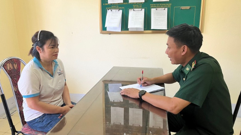 Bộ đội Biên phòng Cửa khẩu quốc tế Lào Cai ghi lời khai đối tượng Vũ Thị Bích