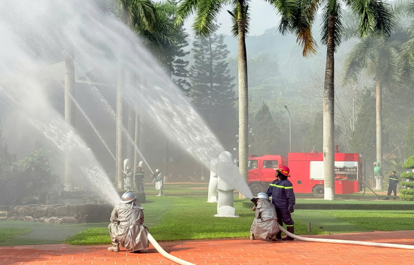 Lực lượng Cảnh sát PCCC và CNCH triển khai dập tắt đám cháy trong tình huống giả định tại khu du lịch Ao Vua
