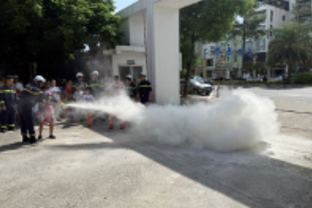 Lực lượng Cảnh sát PCCC và CNCH hướng dẫn thực hành sử dụng bình chữa cháy hiệu quả, an toàn