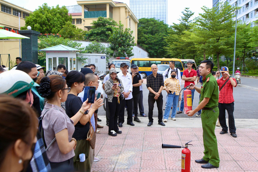 Lực lượng chức năng hướng dẫn người dân kỹ năng PCCC và CNCH