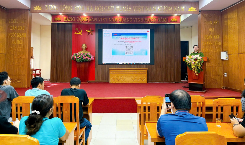 Trung tá Nguyễn Hải Hưng – Phó Đội trưởng Đội Chữa cháy và CNCH khu vực số 31 đã phổ biến các quy định của pháp luật liên quan đến việc khai báo, cập nhật dữ liệu về PCCC và CNCH