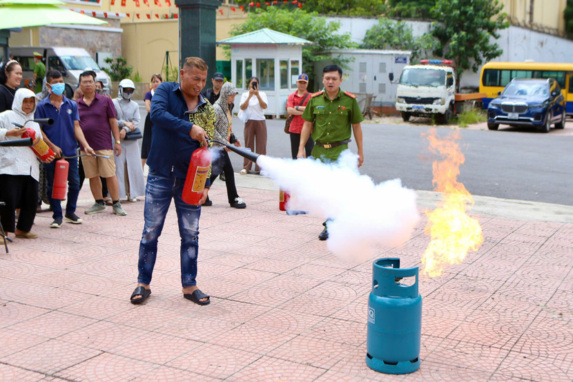 Người dân tham gia thực tập phương án chữa cháy