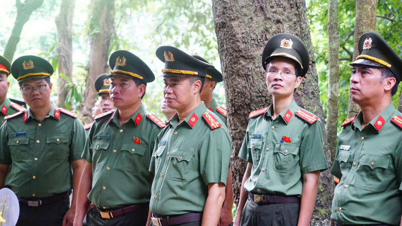 Đây là đợt sinh hoạt chính trị, giáo dục truyền thống của Công an Thủ đô, trong không khí thi đua sôi nổi của cả nước thiết thực kỷ niệm 80 năm Cách mạng tháng Tám thành công và Quốc khánh nước CHXH Chủ nghĩa Việt Nam; hướng tới kỷ niệm 71 năm Ngày giải phóng Thủ đô, 77 năm Ngày truyền thống Ngành kiểm tra Đảng... Đây là đợt sinh hoạt chính trị, giáo dục truyền thống của Công an Thủ đô, trong không khí thi đua sôi nổi của cả nước thiết thực kỷ niệm 80 năm Cách mạng tháng Tám thành công và Quốc khánh nước CHXH Chủ nghĩa Việt Nam; hướng tới kỷ niệm 71 năm Ngày giải phóng Thủ đô, 77 năm Ngày truyền thống Ngành kiểm tra Đảng...