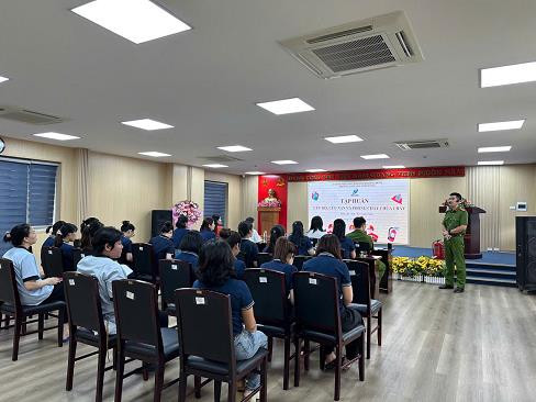 Báo cáo viên tuyên truyền PCCC và CNCH cho cán bộ, giáo viên trường Mầm non Ánh Dương