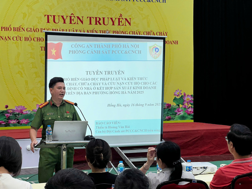 Thiếu tá Hoàng Văn Hải, cán bộ Đội Cảnh sát phòng cháy, chữa cháy và cứu nạn, cứu hộ trên sông tuyên truyền, phổ biến giáo dục pháp luật và kiến thức phòng cháy, chữa cháy và cứu nạn, cứu hộ cho gia đình có nhà ở kết hợp sản xuất, kinh doanh trên địa bàn phường Hồng Hà Thiếu tá Hoàng Văn Hải, cán bộ Đội Cảnh sát phòng cháy, chữa cháy và cứu nạn, cứu hộ trên sông tuyên truyền, phổ biến giáo dục pháp luật và kiến thức phòng cháy, chữa cháy và cứu nạn, cứu hộ cho gia đình có nhà ở kết hợp sản xuất, kinh doanh trên địa bàn phường Hồng Hà