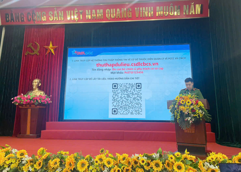 Đại diện Tổ Cảnh sát khu vực tuyên truyền, phổ biến tầm quan trọng của việc khai báo, cập nhật cơ sở dữ liệu về an toàn PCCC và CNCH