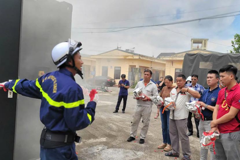 Đặc biệt, người dân trực tiếp trải nghiệm cách thoát nạn trong môi trường cháy giả định với nhiều khói khí độc