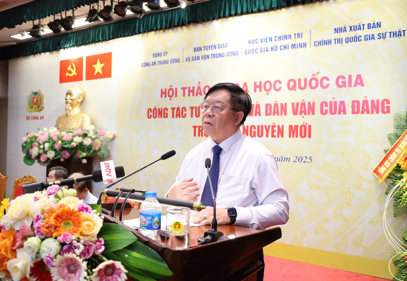 Đồng chí Nguyễn Trọng Nghĩa - Ủy viên Bộ Chính trị, Bí thư Trung ương Đảng, Trưởng ban Tuyên giáo và Dân vận Trung ương phát biểu chỉ đạo tại Hội thảo khoa học