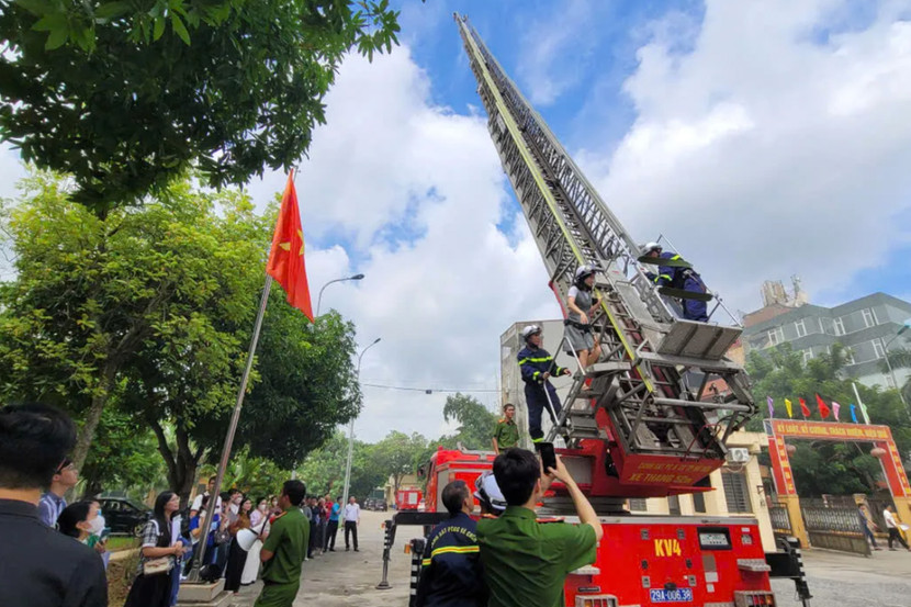 Người dân đã thực hành sử dụng các trang thiết bị, trải nghiệm xe thang thoát hiểm cao hơn 30m