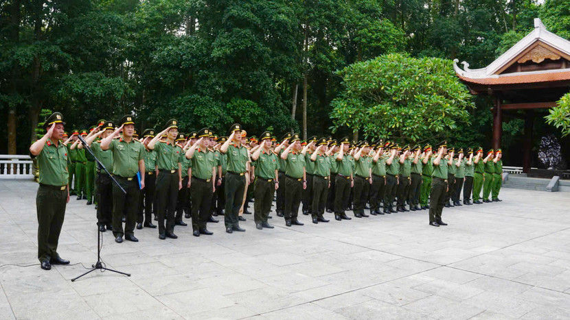 Trước anh linh Chủ tịch Hồ Chí Minh, cán bộ, chiến sĩ CATP Hà Nội đã bày tỏ lòng thành kính tưởng nhớ và biết ơn công lao to lớn của Người Trước anh linh Chủ tịch Hồ Chí Minh, cán bộ, chiến sĩ CATP Hà Nội đã bày tỏ lòng thành kính tưởng nhớ và biết ơn công lao to lớn của Người