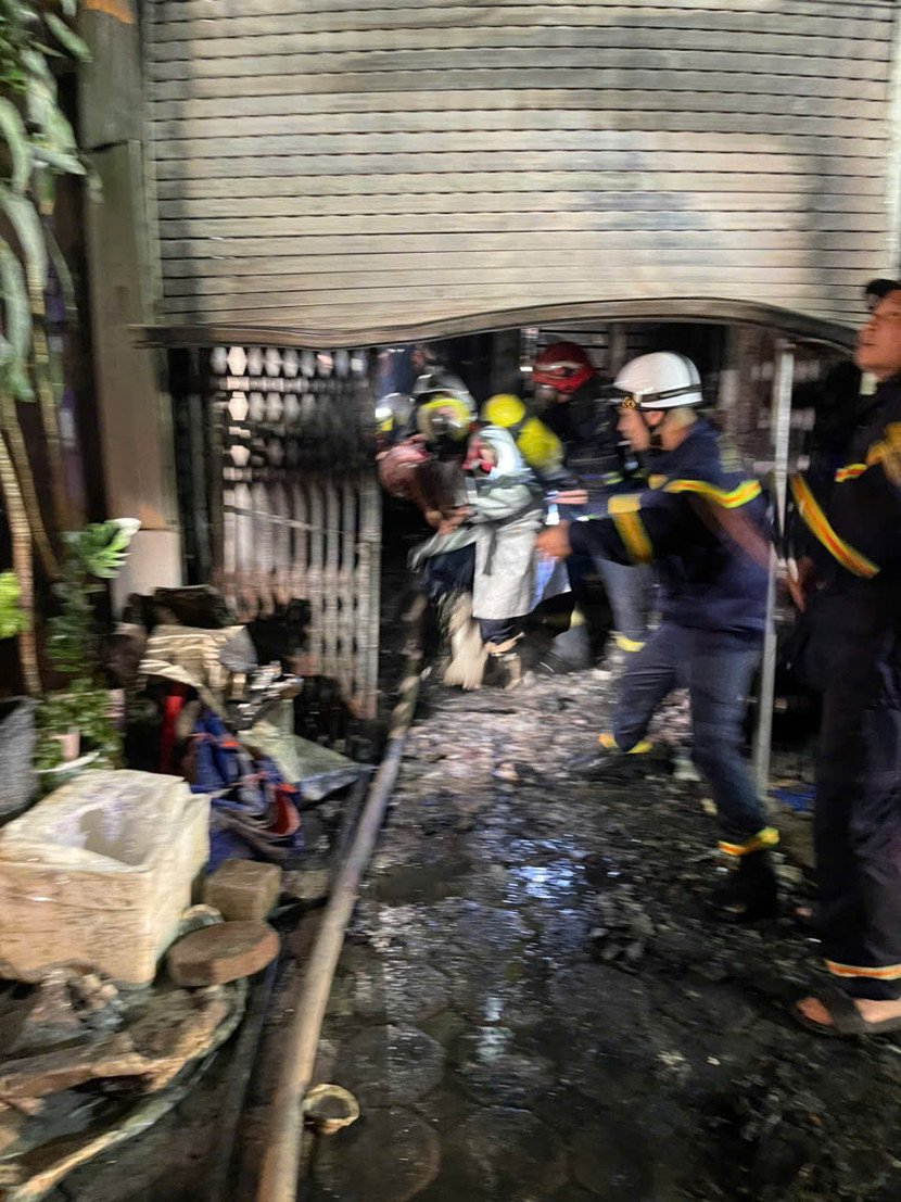 Ngọn lửa cháy dữ dội ở tầng 1 của ngôi nhà